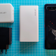 La batería y el cargador comparados con un Asus ROG Phone 5 y su cargador.